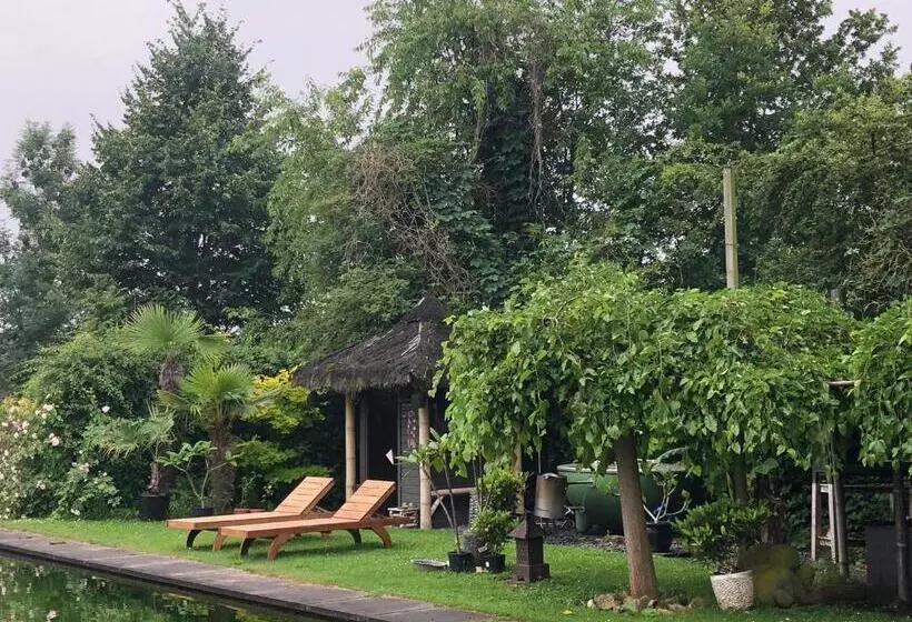 ベッドアンドブレックファースト Rumah Indo Garden