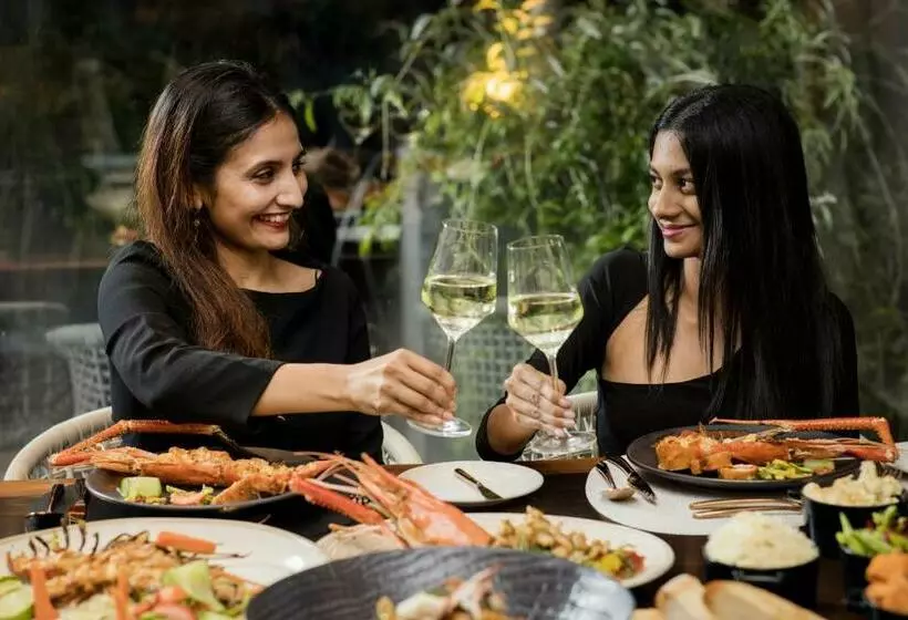 Doubletree By Hilton Weerawila Rajawarna Resort