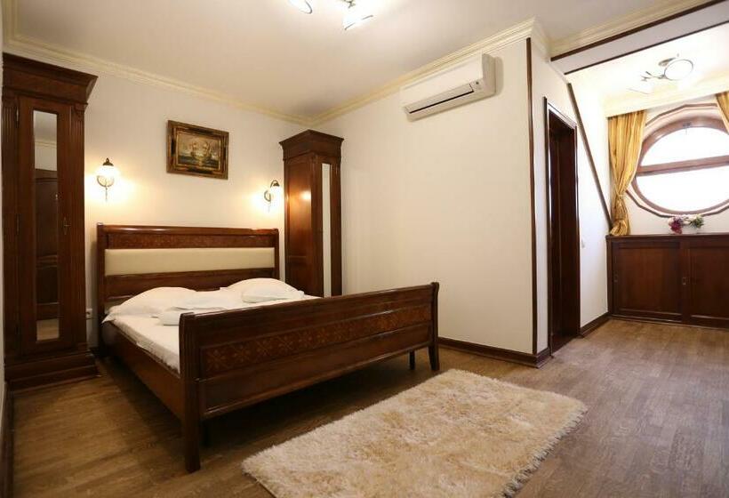 ホテル Pensiunea Trei Pini