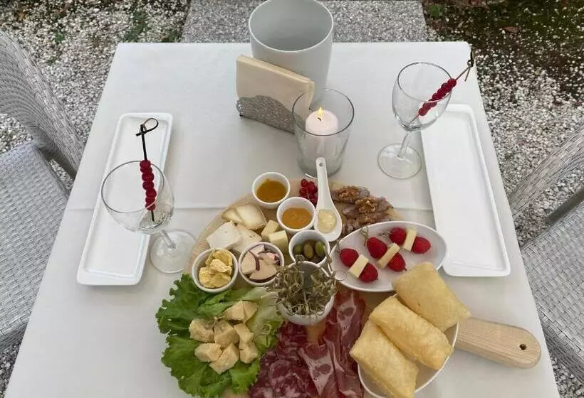 ホテル Torre Del Barbagianni   Castello Di Gropparello