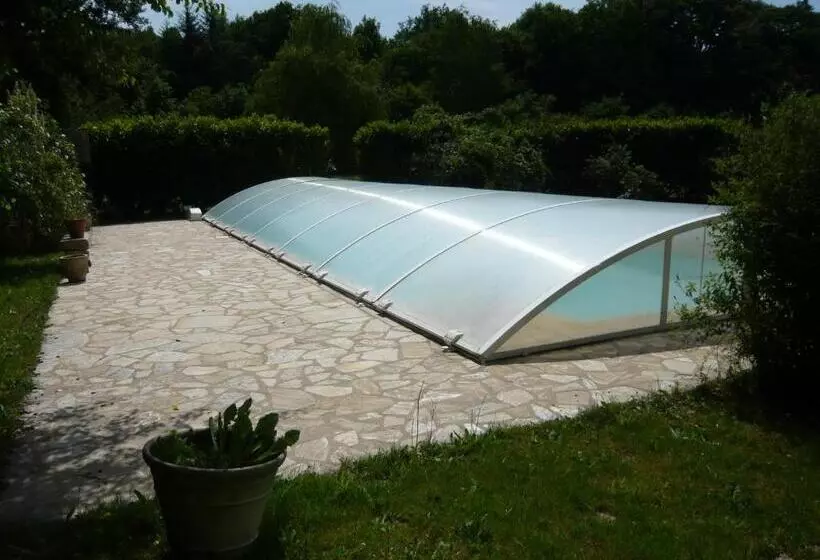 Aamiaismajoitus (B&B) Villa Dikaria