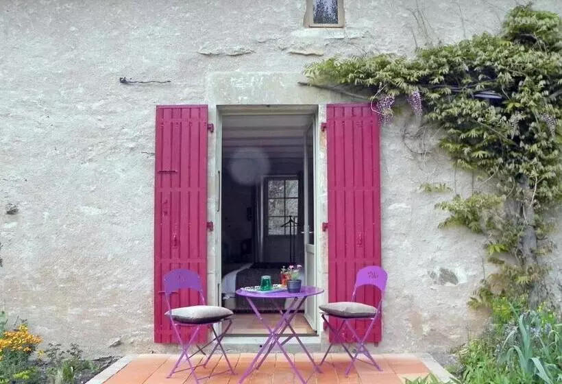 Aamiaismajoitus (B&B) Au Son Du Jardin Poitevin