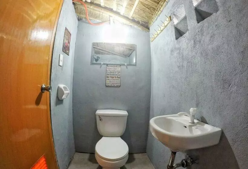 Aamiaismajoitus (B&B) Beach Front Hut   Faith Bay Huts 1