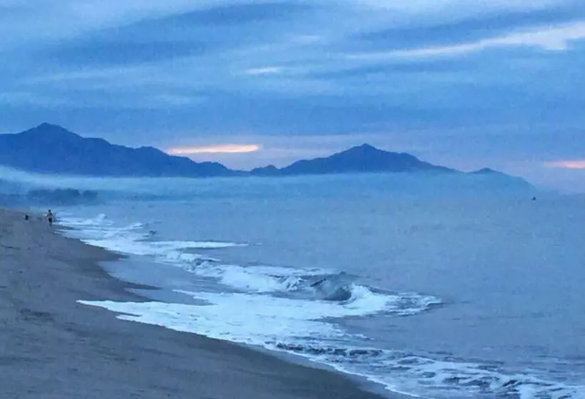 Aamiaismajoitus (B&B) Beach Front Hut   Faith Bay Huts 1