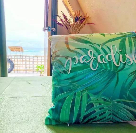 Aamiaismajoitus (B&B) Beach Front Hut   Faith Bay Huts 1