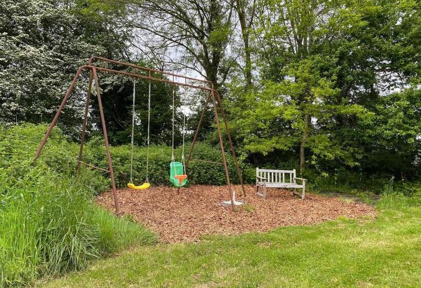 Отель De La Terre Farm Stay