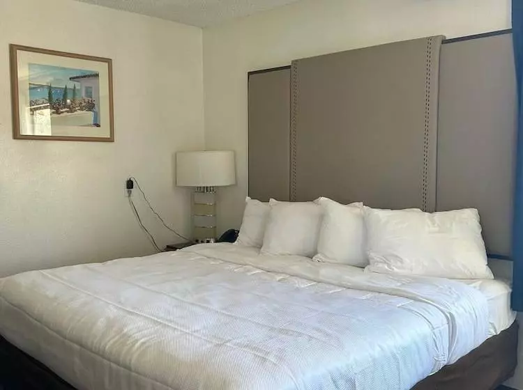 Backcountry Inn Motel