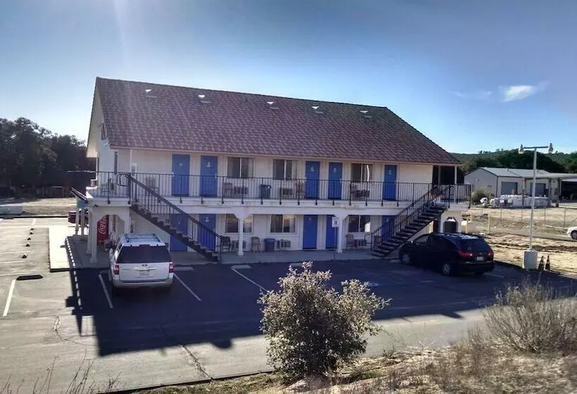 Backcountry Inn Motel