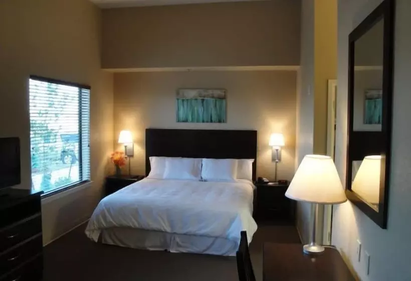 Hotelli Ambassador Inn & Suites