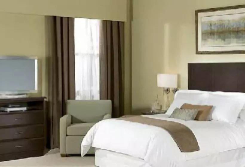 Hotelli Ambassador Inn & Suites