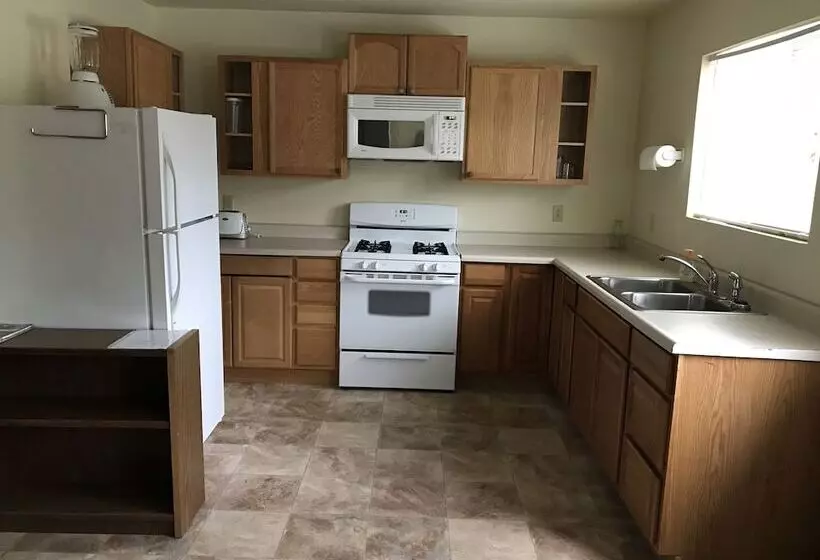 Hotelli Frenchy's Fishing And Adventure Cabins