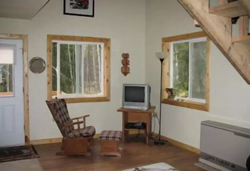 Hotelli Frenchy's Fishing And Adventure Cabins