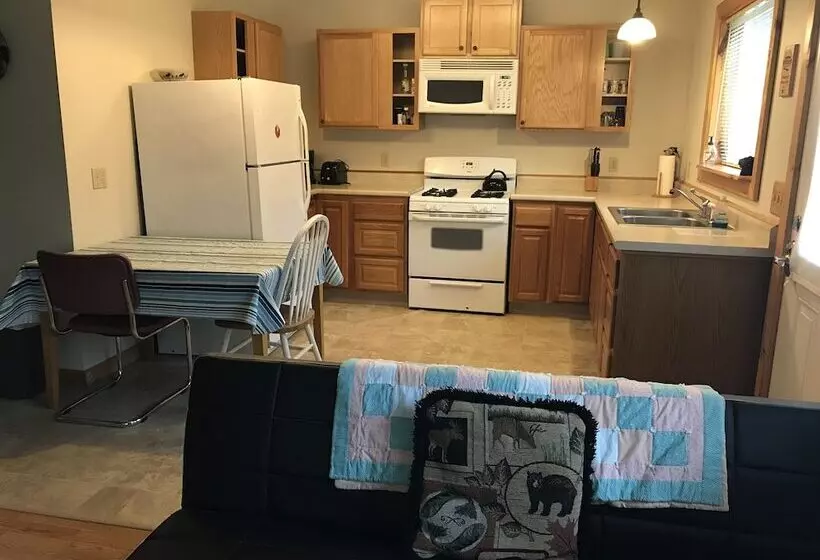 Hotelli Frenchy's Fishing And Adventure Cabins