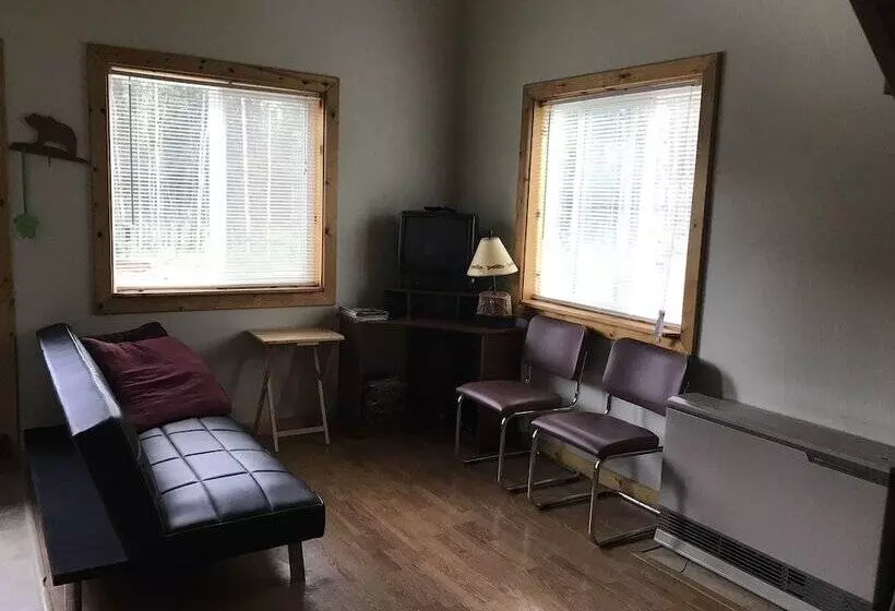 Hotelli Frenchy's Fishing And Adventure Cabins