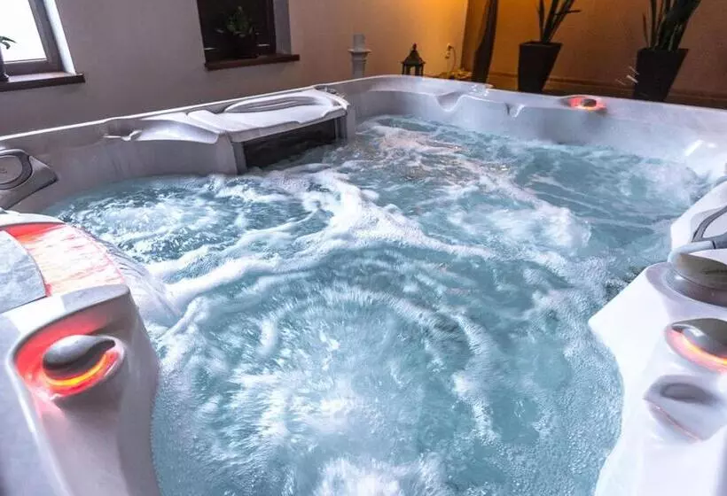 Hotelli Dworek Nad Pilicą