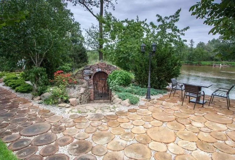 Hotelli Dworek Nad Pilicą