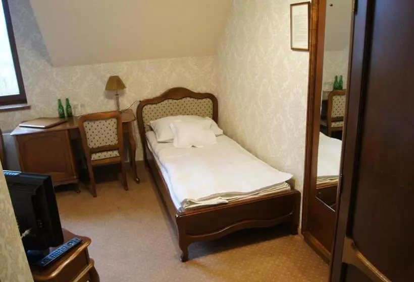 Hotelli Dworek Nad Pilicą