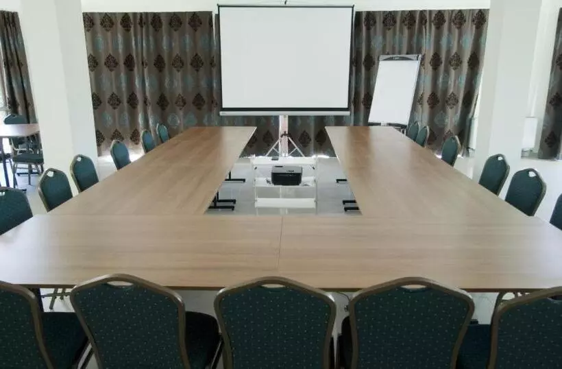 Hotelli Dworek Nad Pilicą