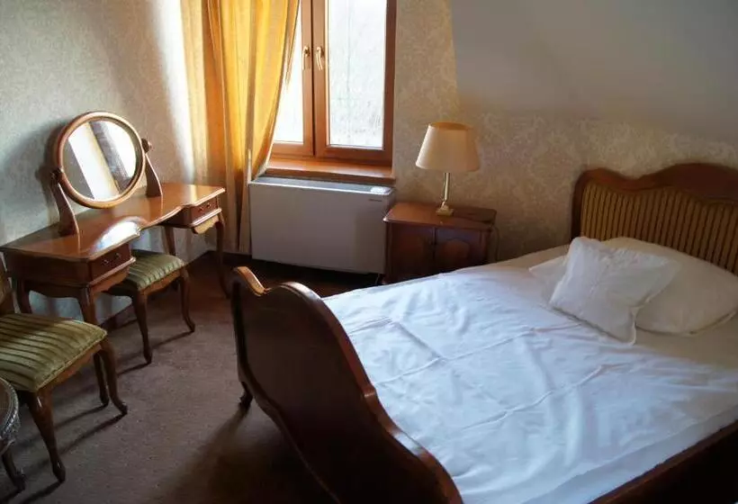 Hotelli Dworek Nad Pilicą