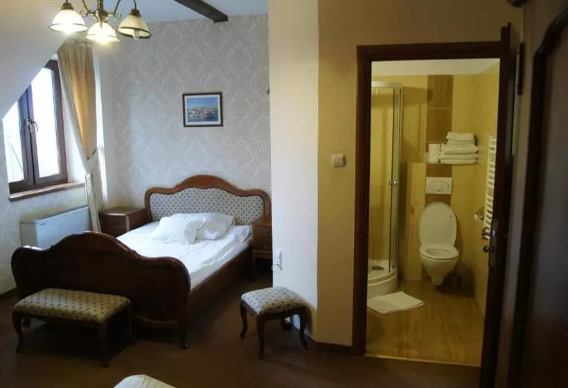 Hotelli Dworek Nad Pilicą