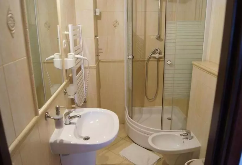 Hotelli Dworek Nad Pilicą