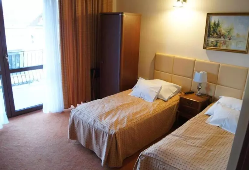Hotelli Dworek Nad Pilicą