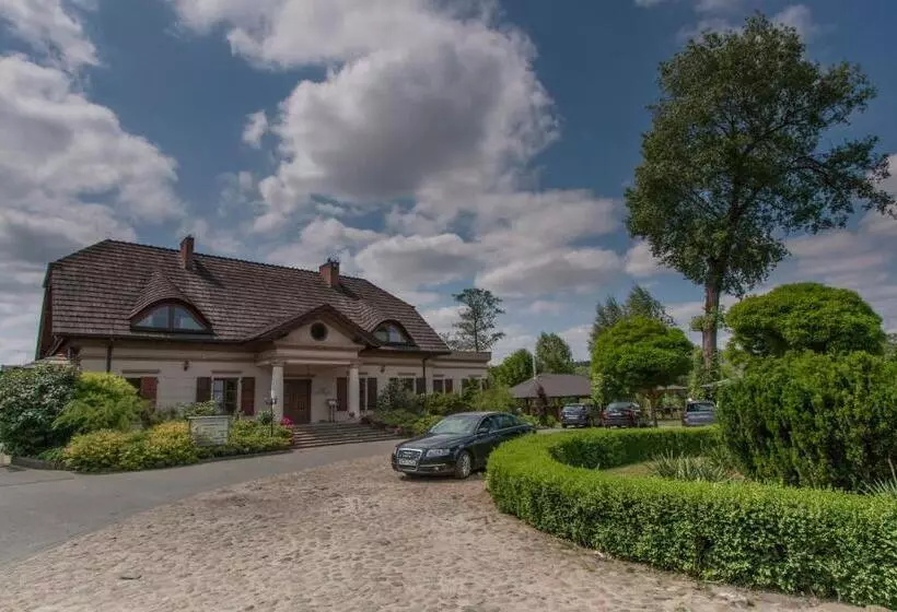 Hotelli Dworek Nad Pilicą