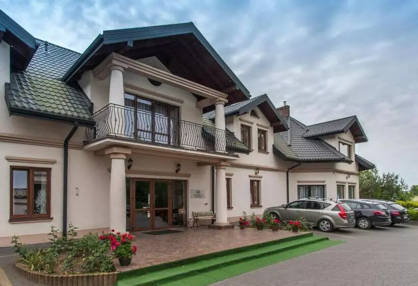 Hotelli Dworek Nad Pilicą