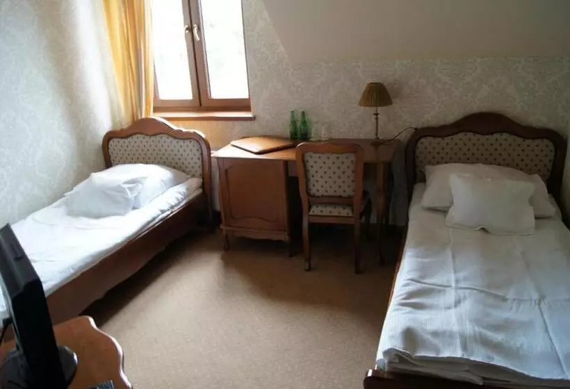 Hotelli Dworek Nad Pilicą