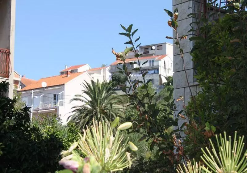 Apartments And Rooms Mladenka