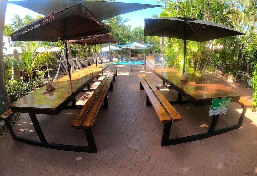 Cable Beach Backpackers   Hostel