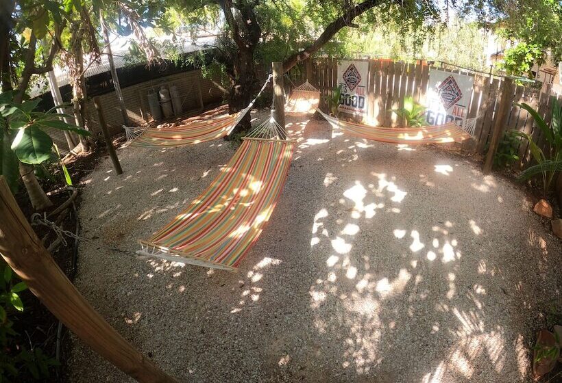 Cable Beach Backpackers   Hostel