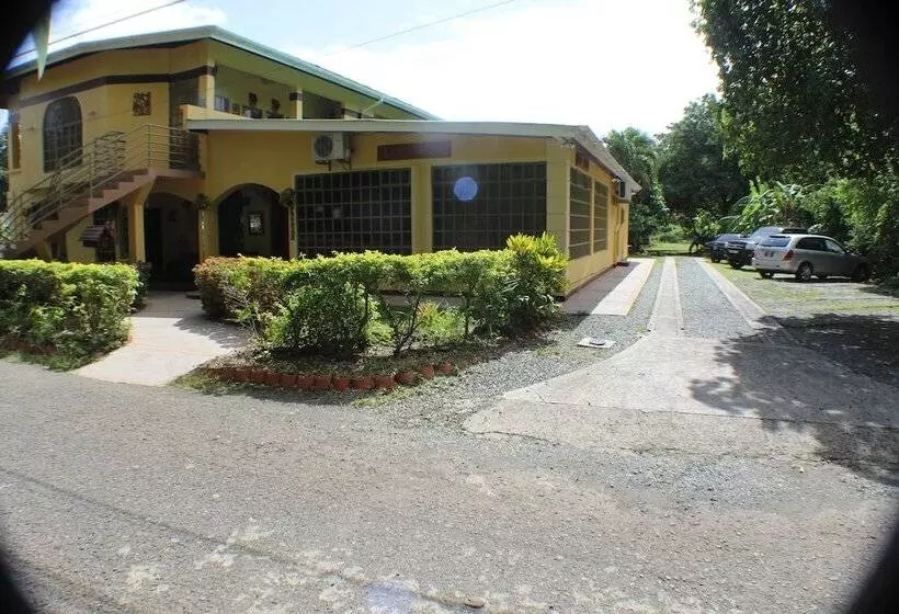 تختخواب و صبحانه Native Abode