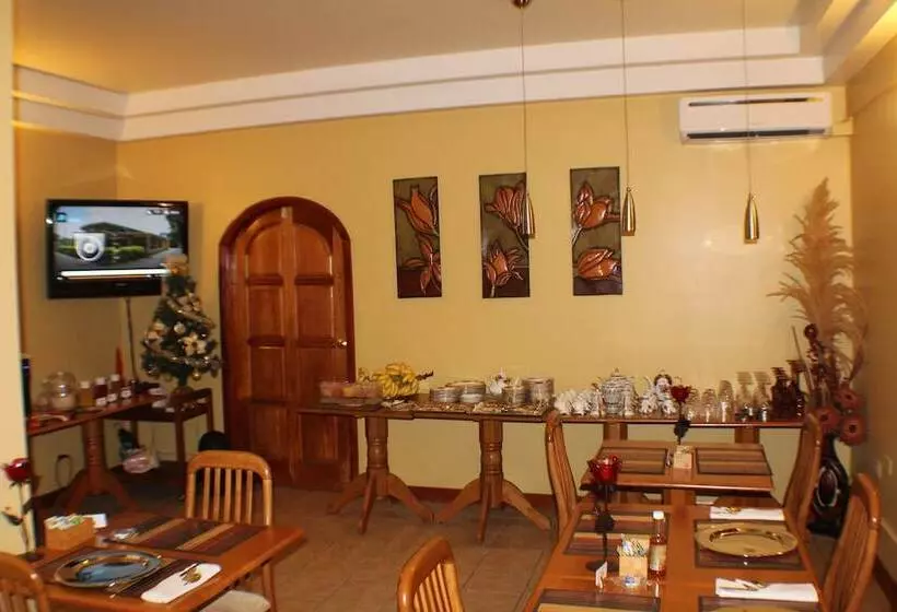 تختخواب و صبحانه Native Abode