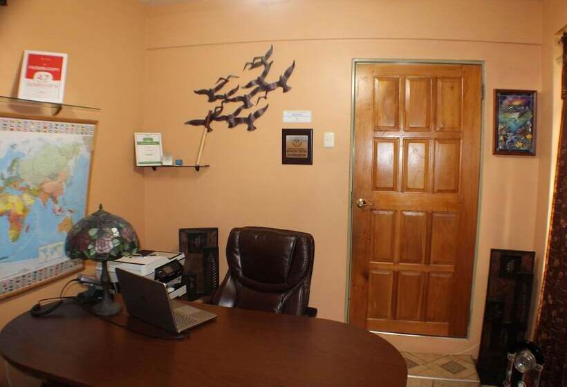 تختخواب و صبحانه Native Abode