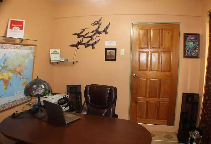 تختخواب و صبحانه Native Abode