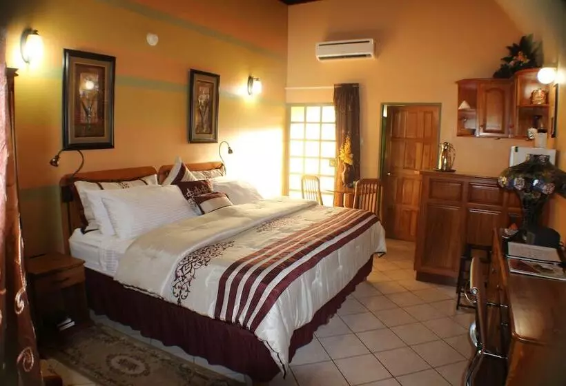 تختخواب و صبحانه Native Abode