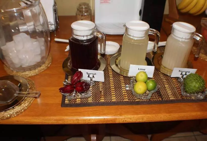 تختخواب و صبحانه Native Abode