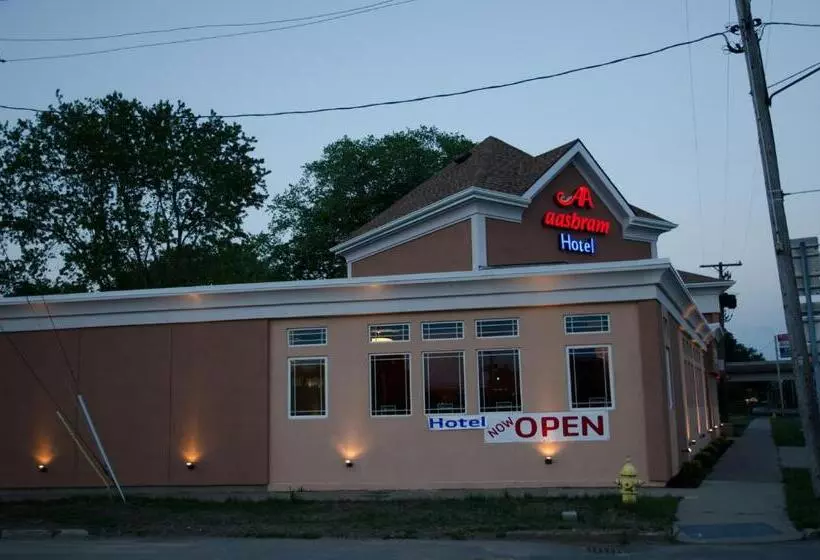 Aashram Hotel By Niagara River