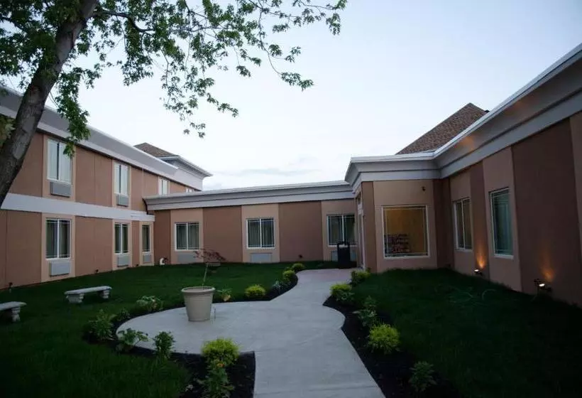Aashram Hotel By Niagara River