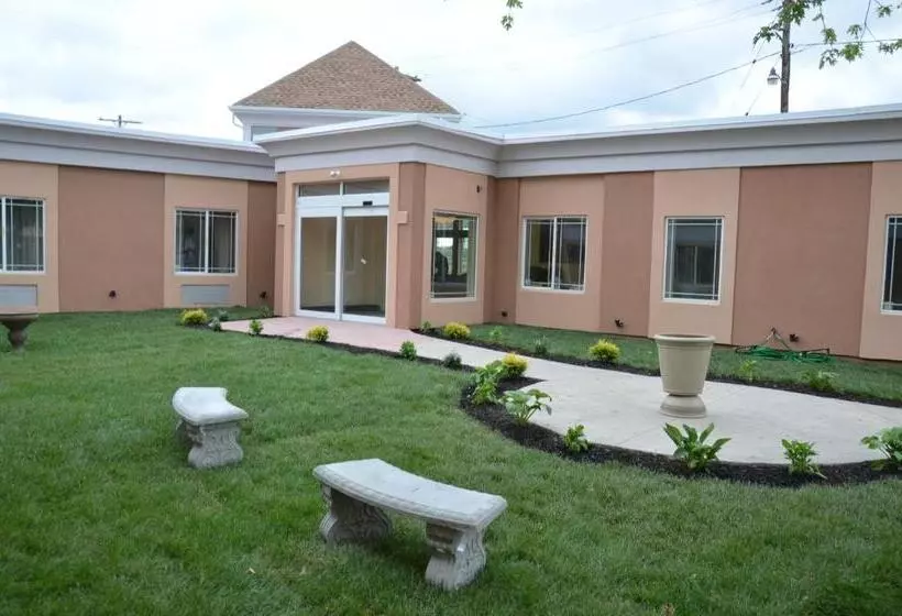 Aashram Hotel By Niagara River