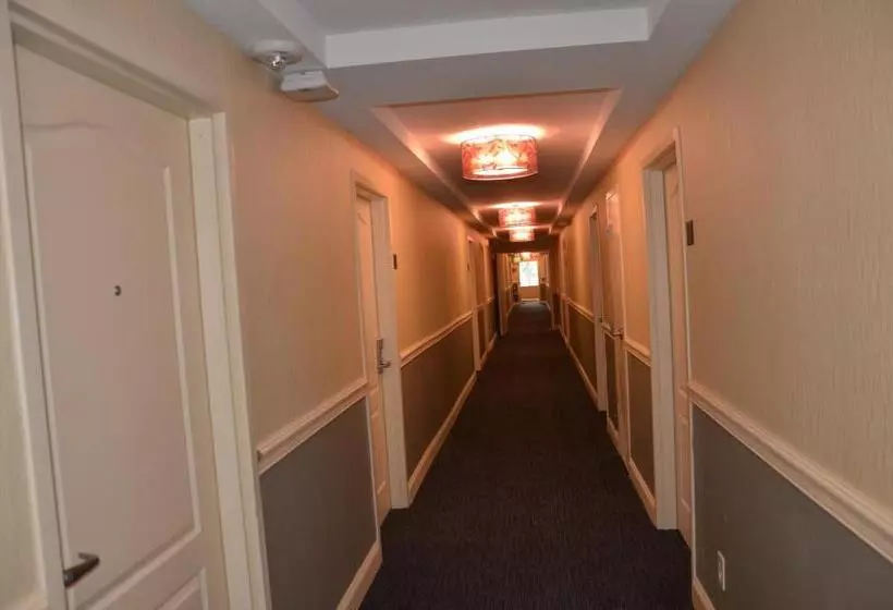 Aashram Hotel By Niagara River