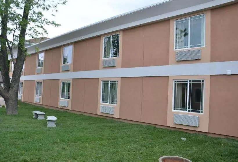 Aashram Hotel By Niagara River