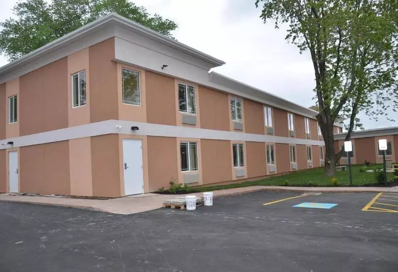 Aashram Hotel By Niagara River