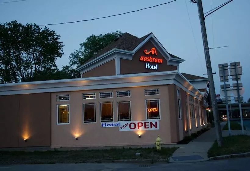 Aashram Hotel By Niagara River