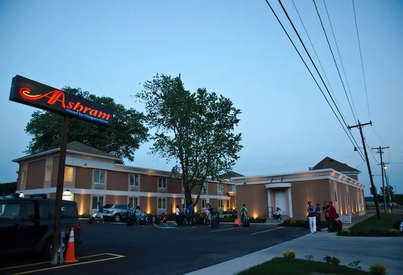 Aashram Hotel By Niagara River