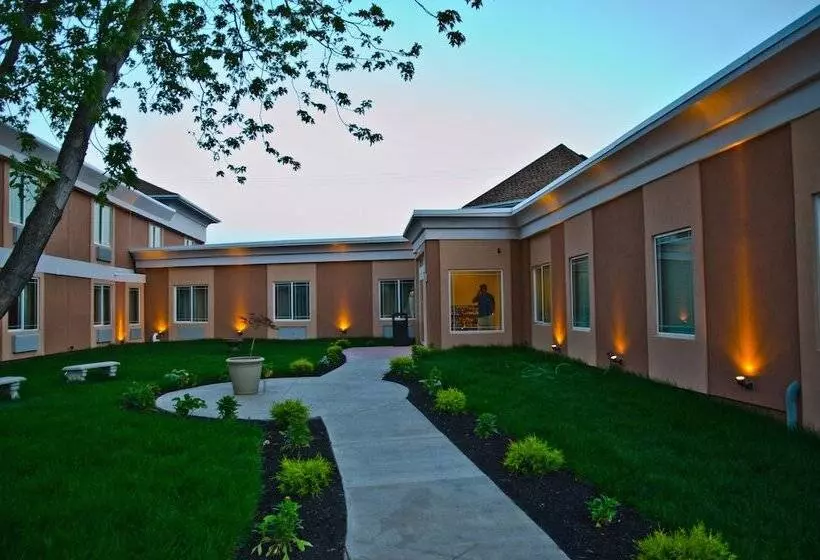 Aashram Hotel By Niagara River
