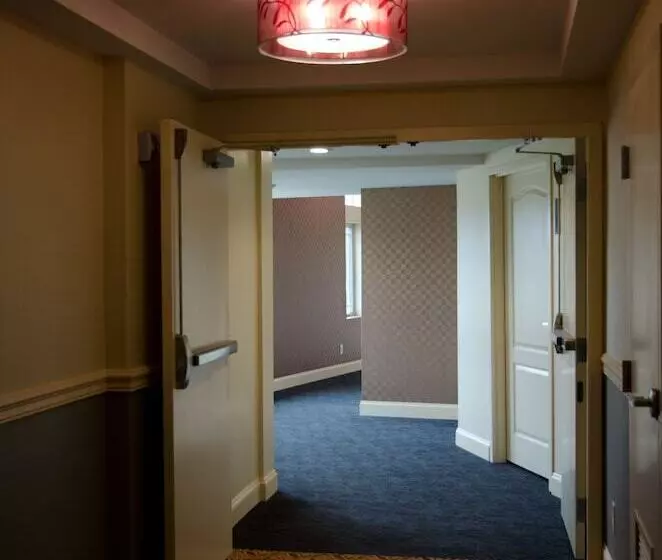 Aashram Hotel By Niagara River