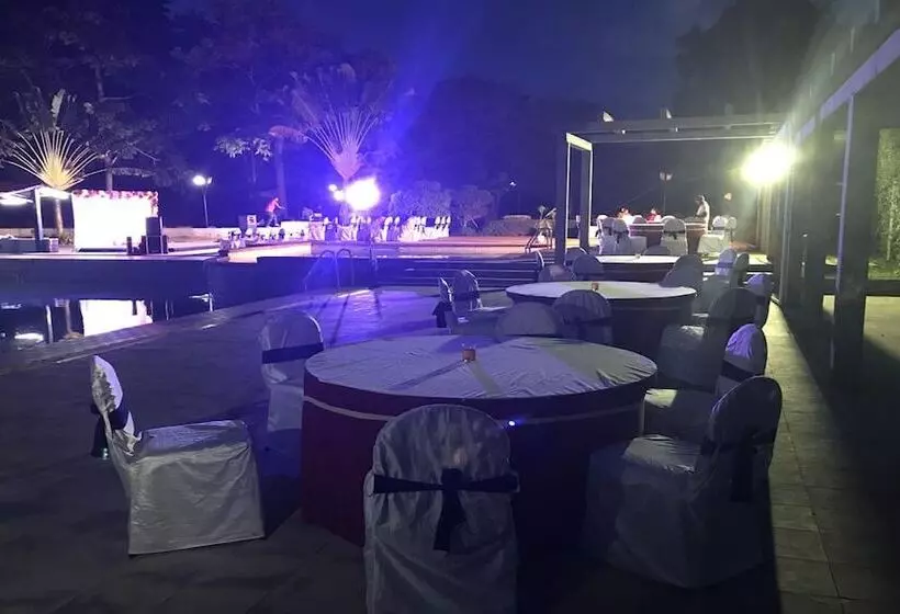Hotelli Solace Resorts And Spa
