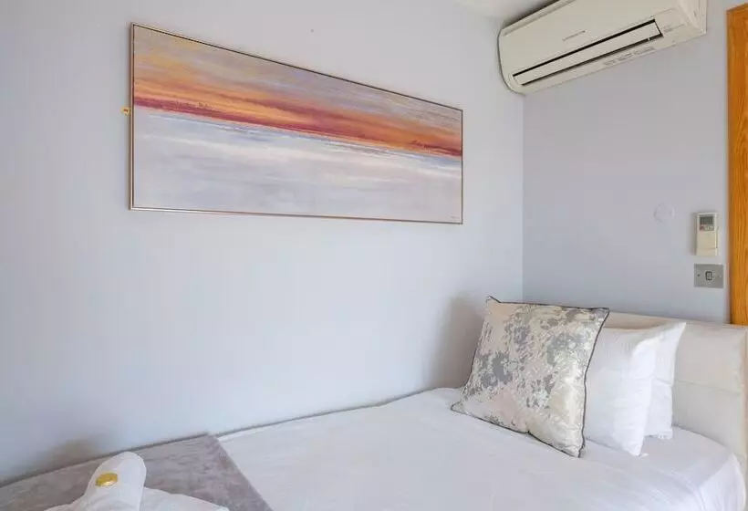 펜션 The Eyre Square Townhouse